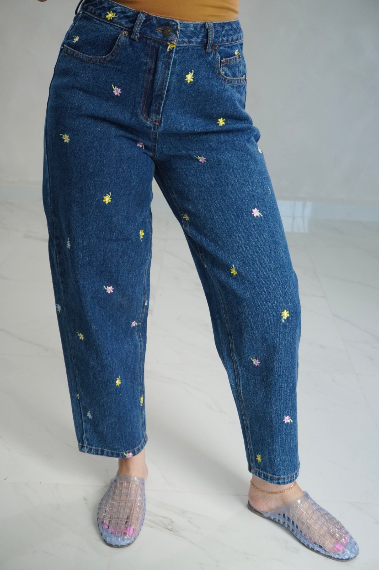 FLORAL DETAIL BARREL JEAN