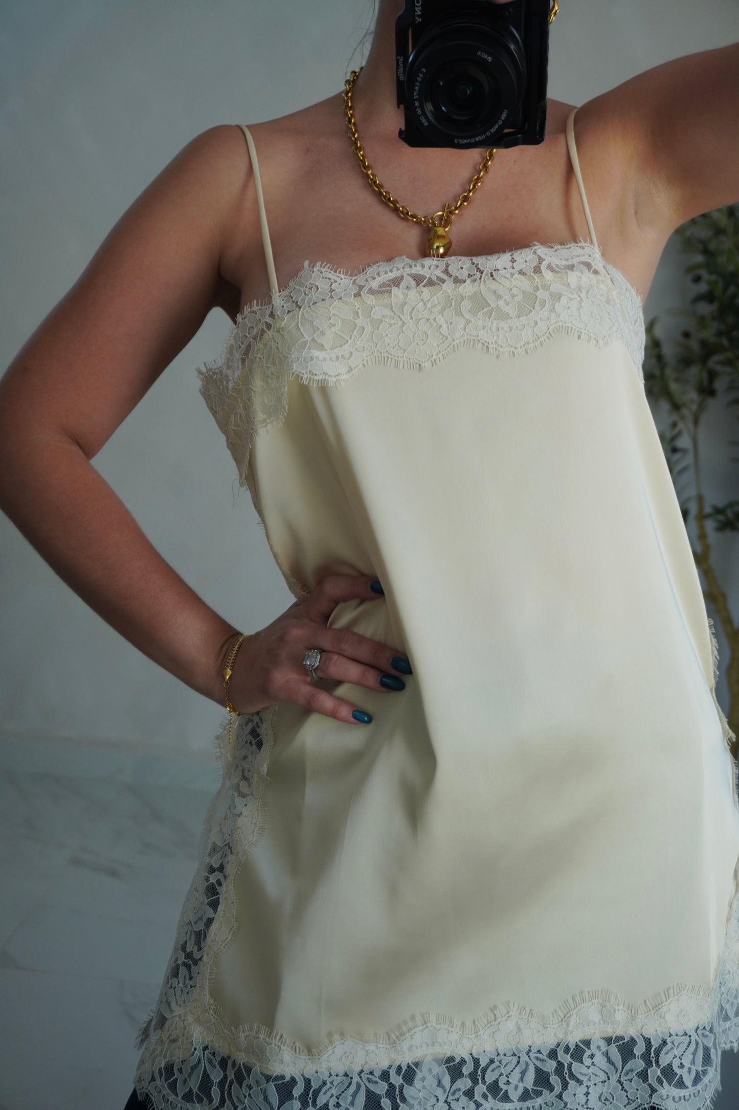 SATIN LACE TOP BUTTER