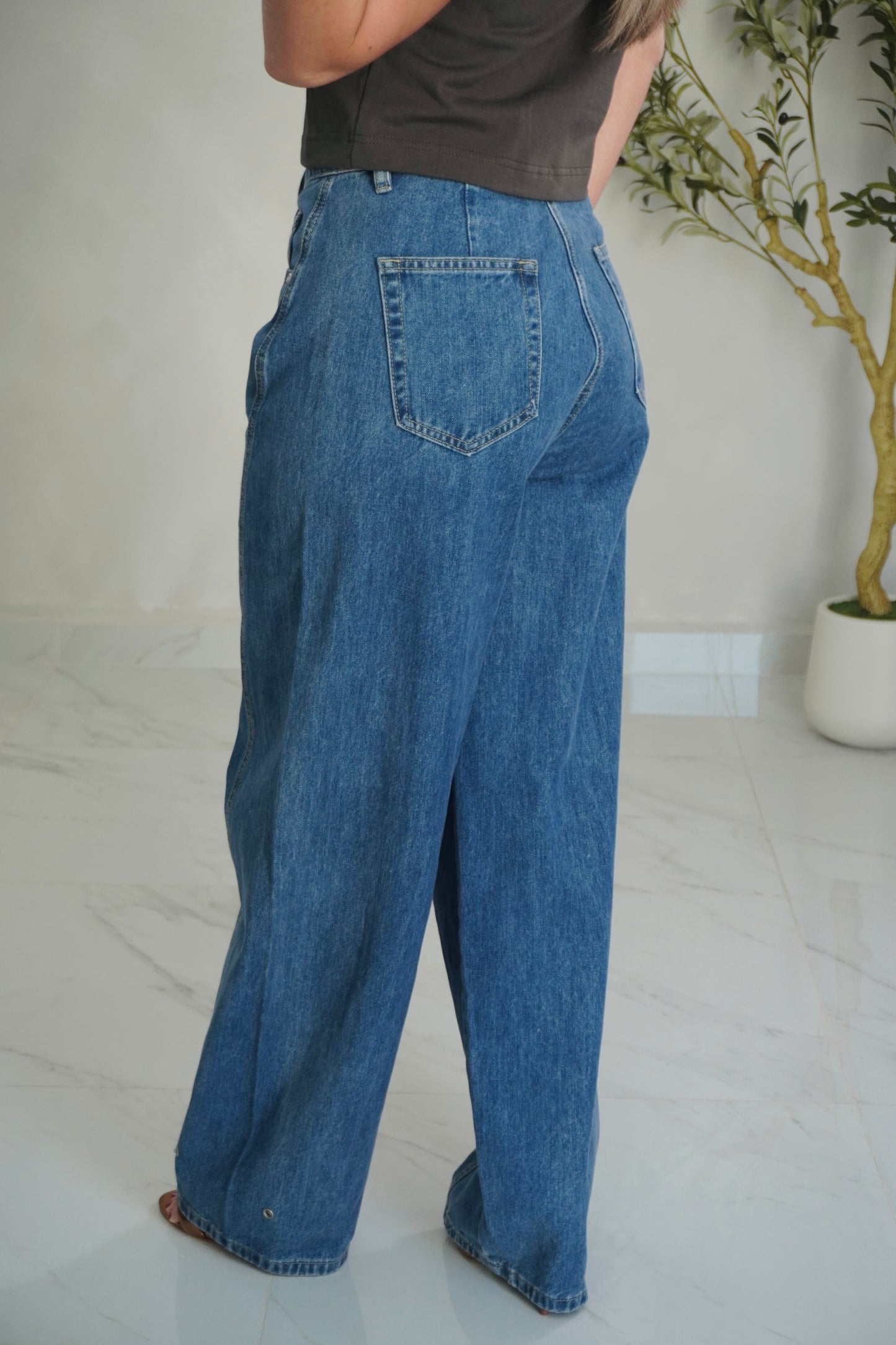 MID-RISE SIDE PLEATED DENIM PANT