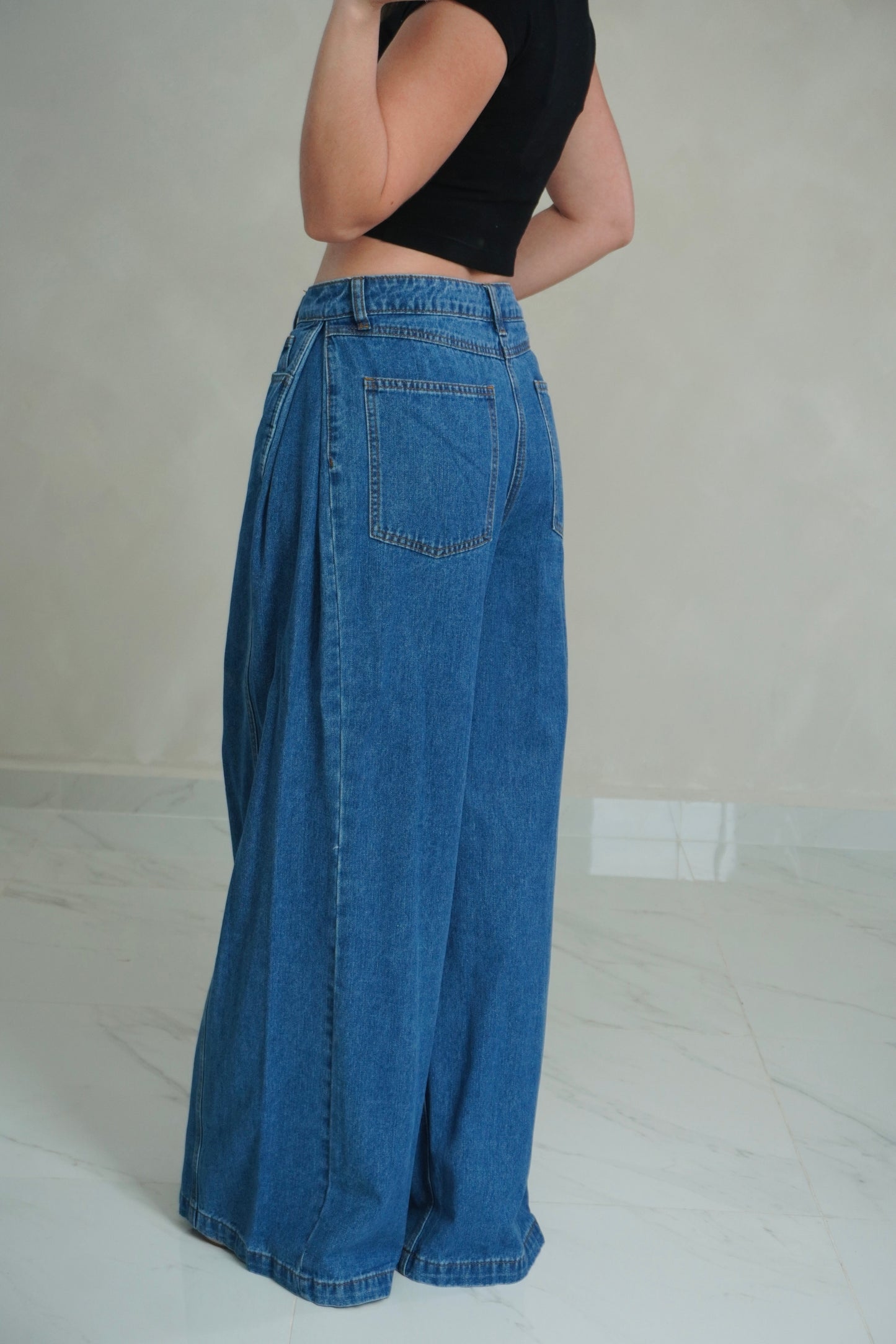 PLEATED WIDE LEG JEAN
