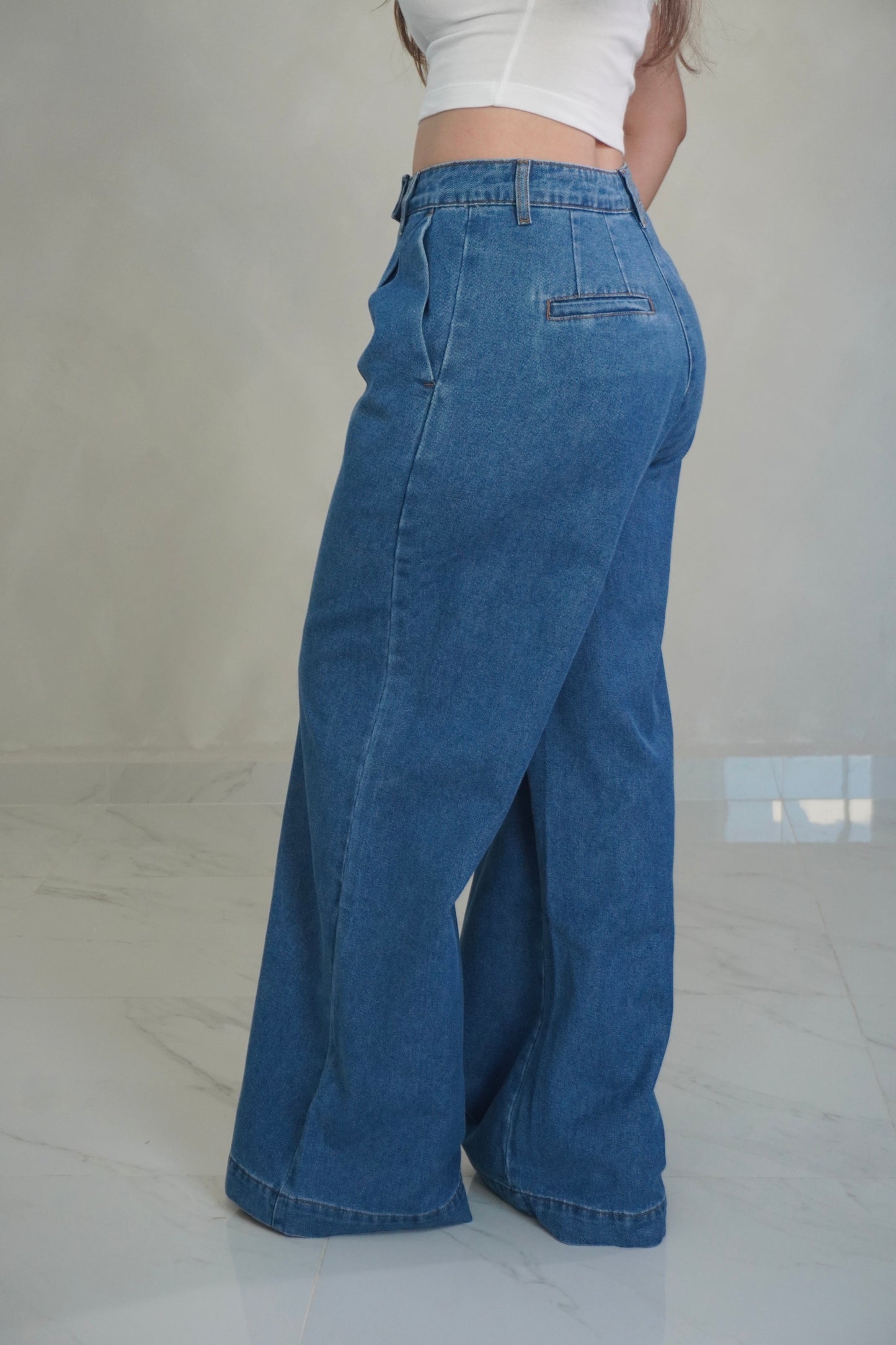 PLEATED DENIM JEAN