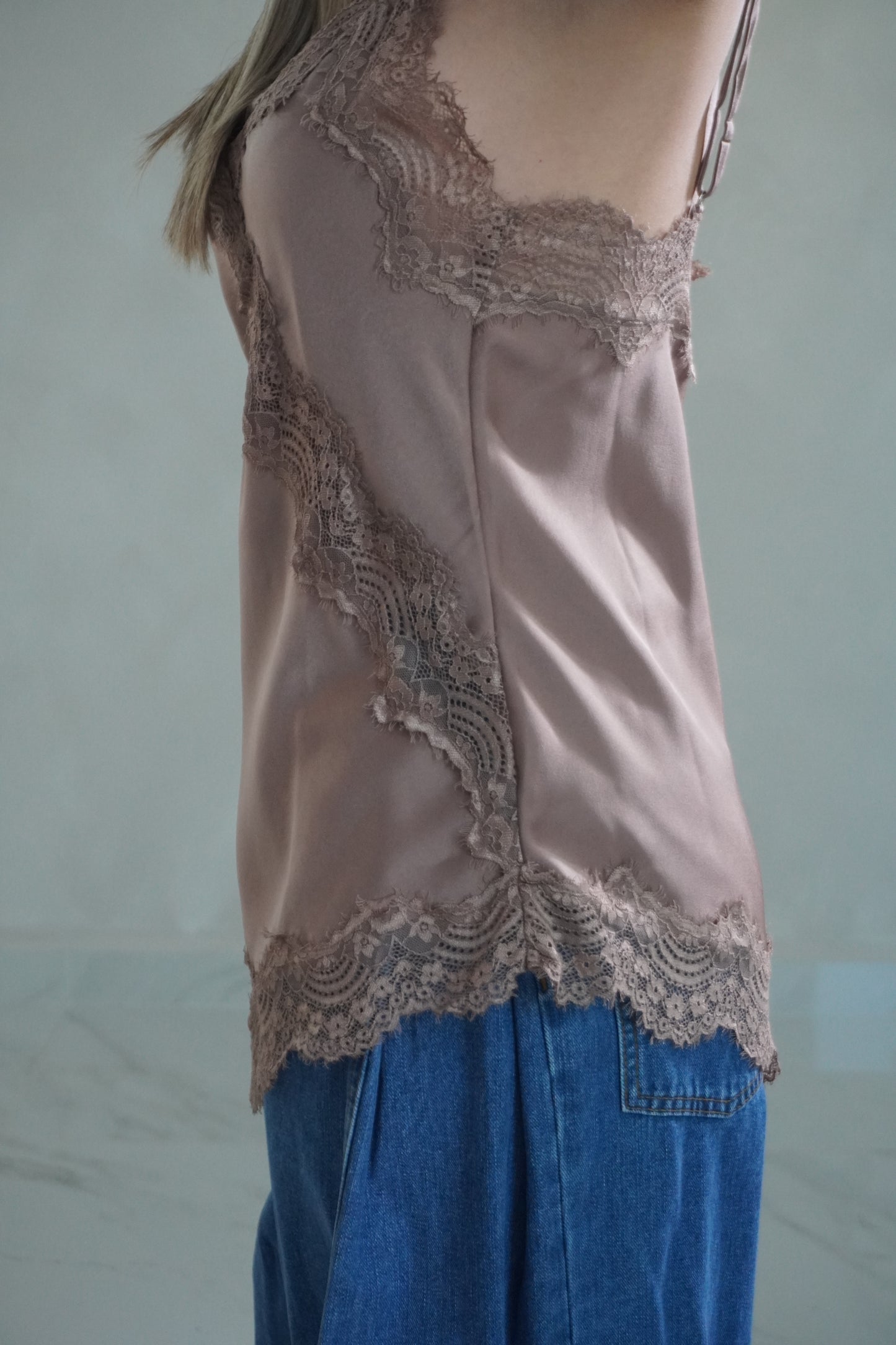 ASYMMETRIC LACE TOP - MOCHA